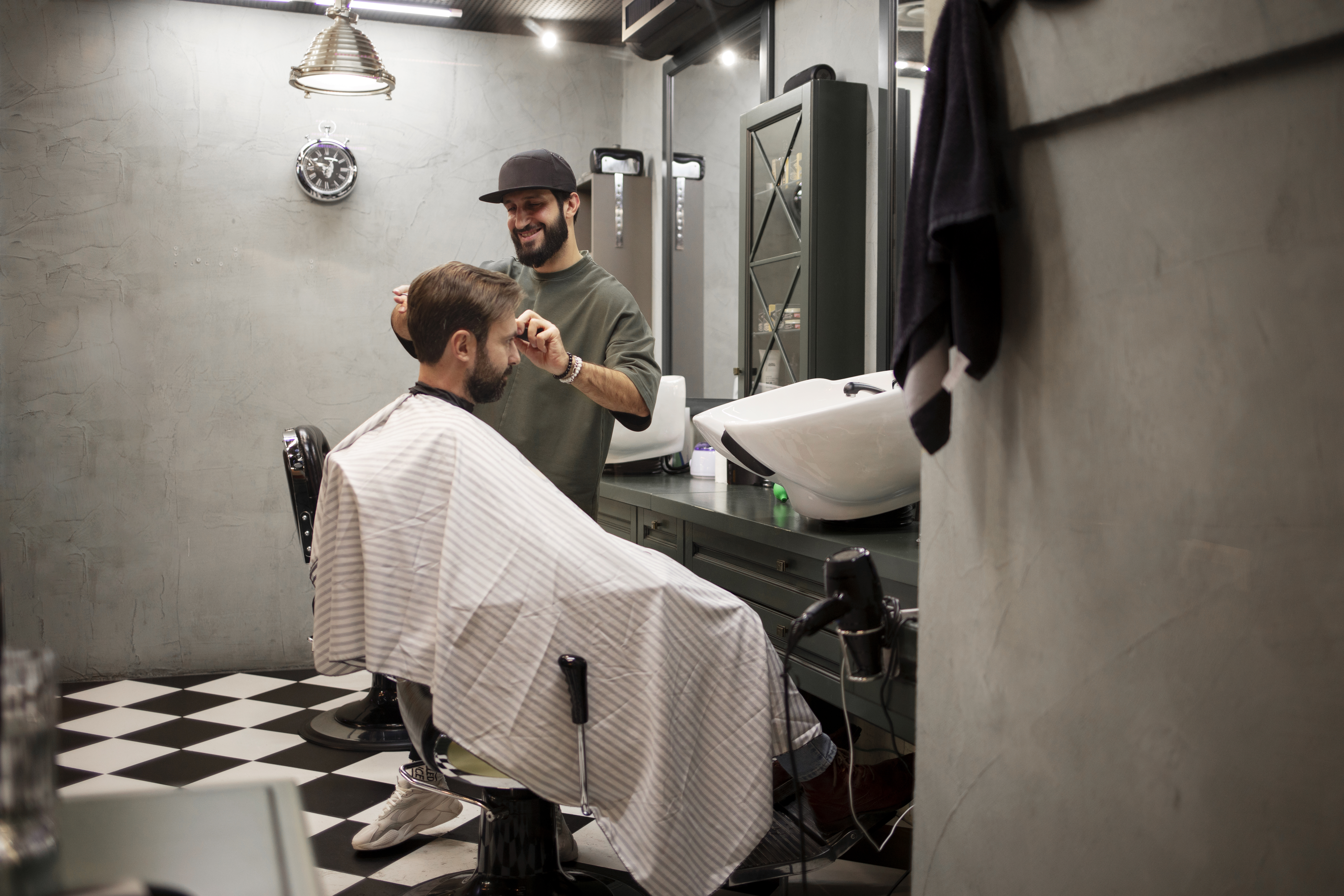 Barbero cortando