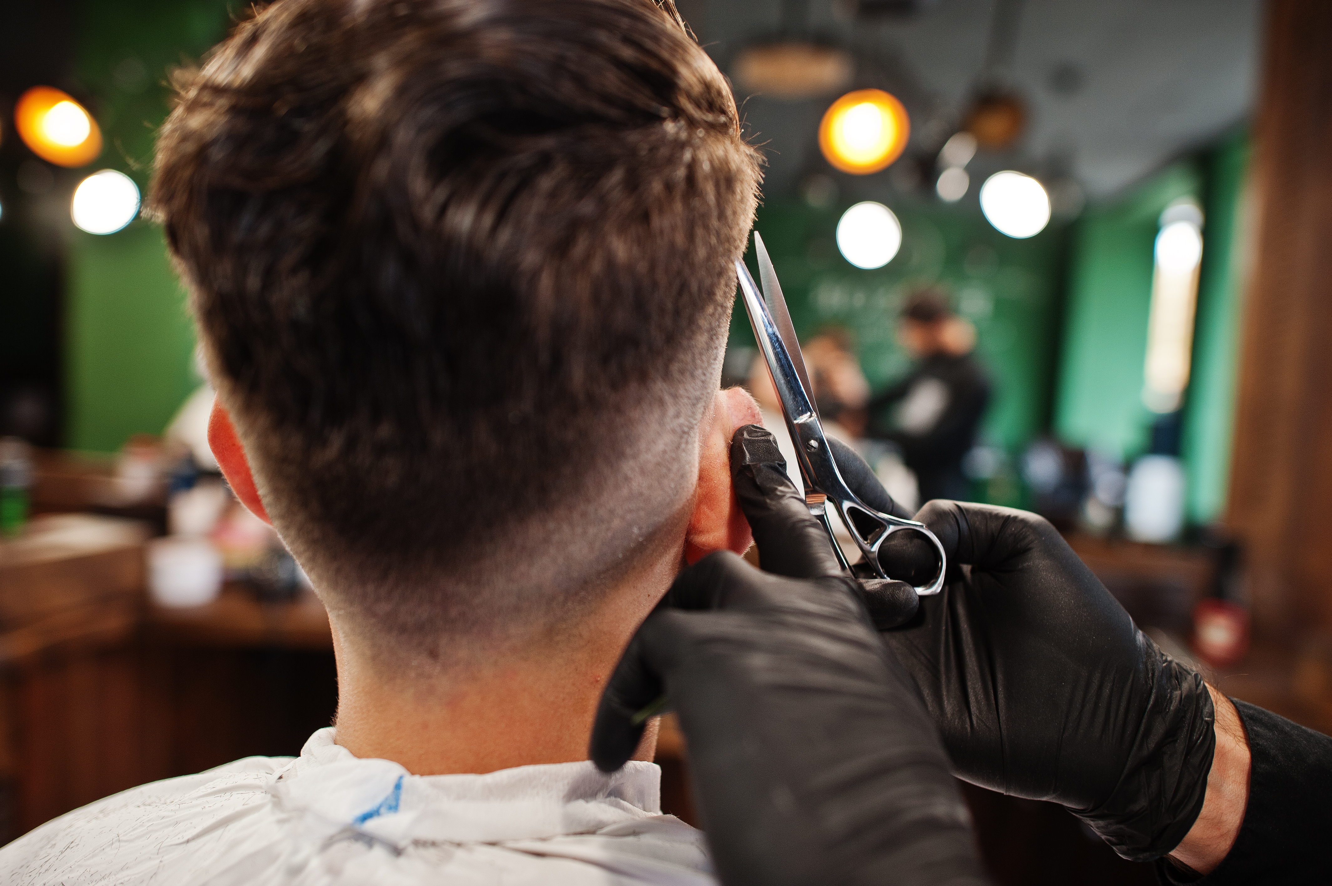 Barbero profesional trabajando